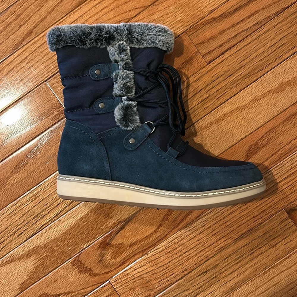 White Mountsin water-resistant boot